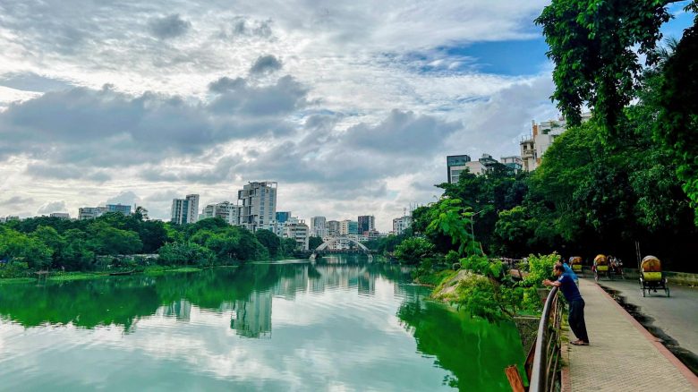 Banani Lake, Gulshan, Dhaka, water, bridge, sidewalk, rickshaw